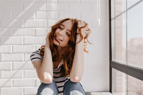 Jolie Fille Blanche Souriante Avec Les Yeux Fermés Debonair Gingembre Jeune Femme Assise Sur Un