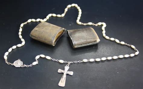 JOLI CHAPELET EN nacre avec croix et médaille en argent dans son étui