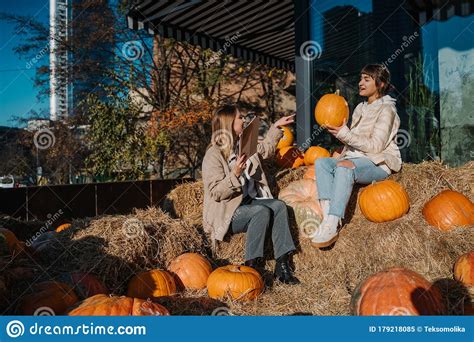 Les Filles S Amusent Parmi Les Citrouilles Et Des Meules De Foin Dans