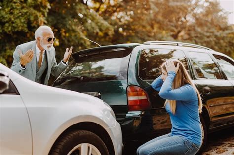 Hombre Mayor Y Mujer Joven Discutiendo Después De Un Accidente Automovilístico Foto Premium