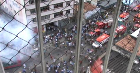 Jornal Nacional Bandidos em fuga atropelam 41 em frente a prédio da