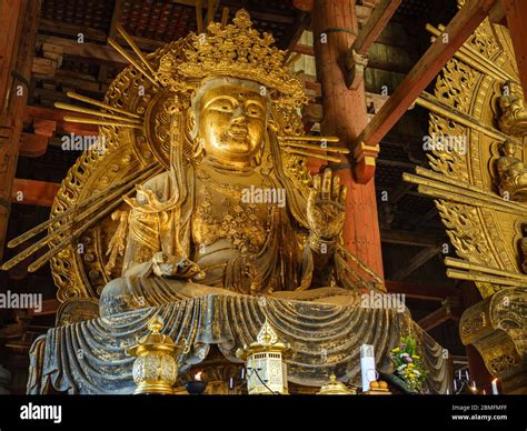 El Gran Buda en el templo Todai ji en Nara La estatua de bronce más