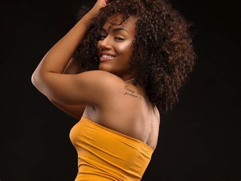 9 Hot Sexy Ari Safarii Bikini Pics