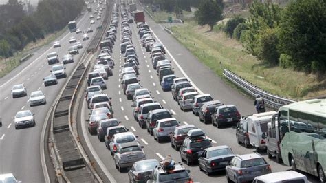 Camion Perde Il Carico In Autostrada A Bloccata A Bergamo Code E Caos