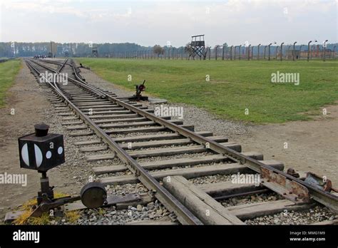 Kz Auschwitz Birkenau Gate Fotos Und Bildmaterial In Hoher Aufl Sung