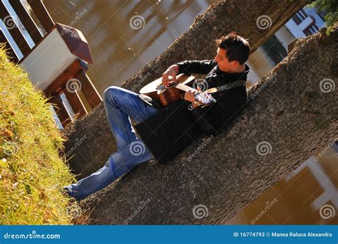 Homme Jouant La Guitare Sous L Arbre Image Stock Image Du Homme