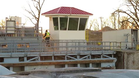 Towboat Locking Through Mississippi River Lock 25 St Louis District Army Corps Of Engineers