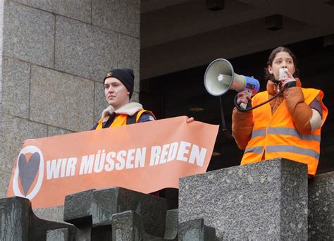 K Ln Letzte Generation Protestiert Am Historischen Rathaus Report K