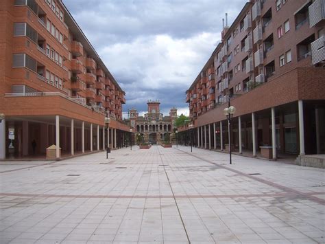 Palacio Larinaga Al Fondo Zaragoza Spain Structures