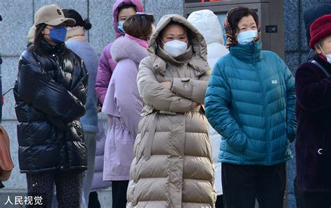 气温降至零下 沈阳市民在寒风中做核酸凤凰网