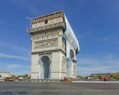 Christo Emballe Larc De Triomphe Et Fait Vibrer La Lumi Re Place De L