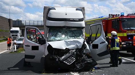 Sinsheim Horror Crash Auf Der A Fahrer In Kleinlaster Eingeklemmt