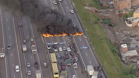 Em Protesto Por Moradia Grupo Bloqueia Trecho Da Via Dutra