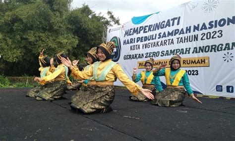 Tim Tari Saman Siswi Man 1 Yogyakarta Meriahkan Peringatan Hari Peduli