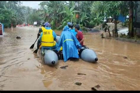 Tni Al Bantu Korban Banjir Dan Longsor Di Jatim Info Tni Al