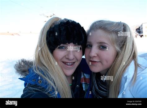 zwei blonde behaarte Mädchen im Teenageralter unter ein Selbstporträt auf einen Skiurlaub in der