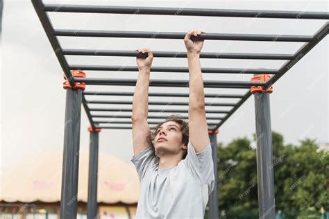 Premium Photo Fitness Workout On Monkey Bars Outdoors Arm Muscles