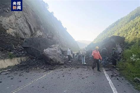 突发！山体崩塌致国道g227线四川稻城段断道京报网