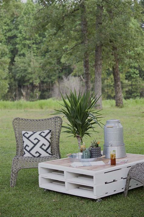 How To Make A Outdoor Coffee Table Out Of Pallets With Papers