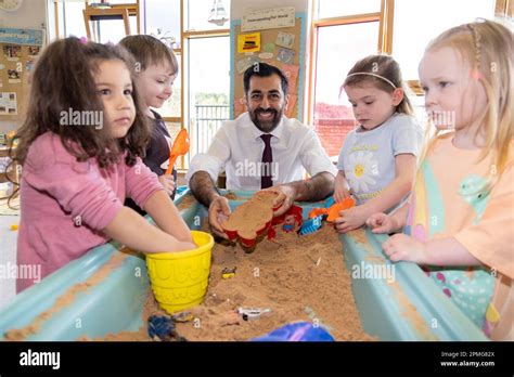 Le Premier Ministre Humza Yousaf Lors D Une Visite Une P Pini Re De