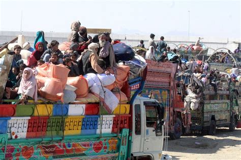 عشرات آلاف المهاجرين الأفغان يغادرون باكستان لتجنّب توقيفهم الوحدوي نت