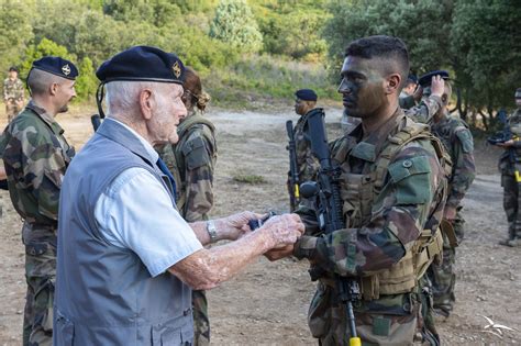 Remise de bérets sur la base aérienne 125 dIstres Armée de l air