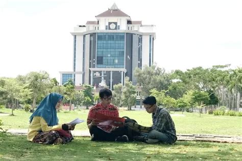 Kisah Sukses Mahasiswa FH UTM Juara I Lomba Debat Konstitusi Nasional