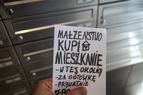 Nietypowe ogłoszenie w skrzynce na listy Flipper kupi mieszkanie i