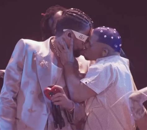 Así Fue La Presentación De Bad Bunny Que Culminó Con Un Beso A Otro