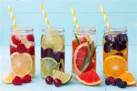 7 ideias de águas saborizadas para se refrescar e se hidratar neste verão