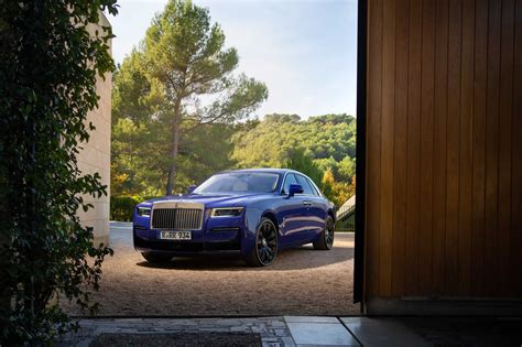 ROLLS-ROYCE GHOST: A SYMBOL OF ENDLESS PURE EXPRESSION