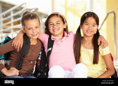 Niñas de la escuela secundaria fotografías e imágenes de alta