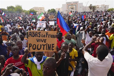 Les Putschistes Au Niger Soup Onnent La France De Pr Parer Une