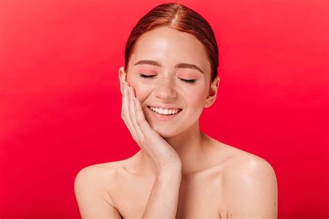 Vue De Face De L Heureuse Jeune Femme Souriante Avec Les Yeux Fermés Fille Nue Au Gingembre