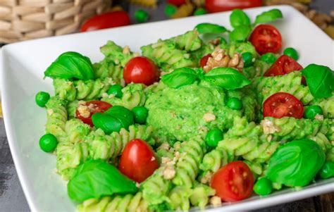 Pasta Mit Cremigem Erbsen Basilikum Pesto Veganes Nudelgericht Iqs