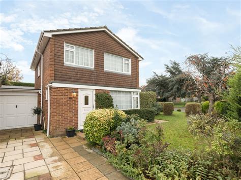 3 Bed Link Detached House For Sale In Laud Way Wokingham Berkshire