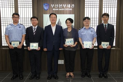 부산본부세관 ‘8월의 부산세관인 선정 위키트리