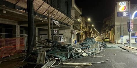 Santa Teresa Riva Un Ponteggio Si Stacca Dal Prospetto E Crolla In