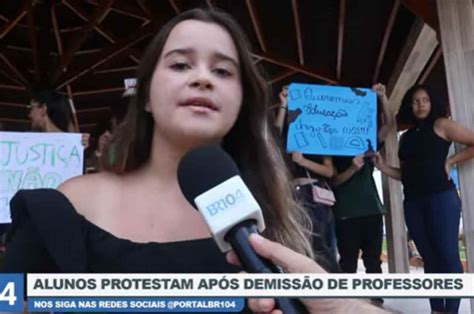 Alunos protestam após demissão de professores