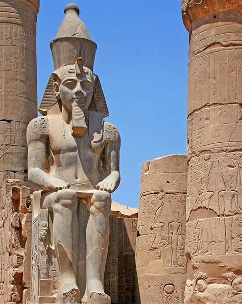 Estatua Sedente Del Fara N Ramses Ii En El Patio Del Templo De Luxor