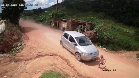 V Deo Menina De Anos Atropelada Por Carro No Es E Fica Gravemente