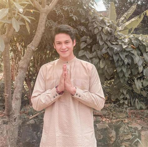 11 Artis Indonesia Yang Beragama Hindu