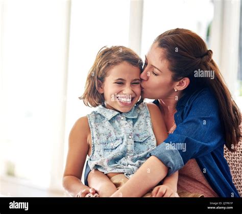 M Re Qui Embrassent Sa Fille Banque De Photographies Et Dimages