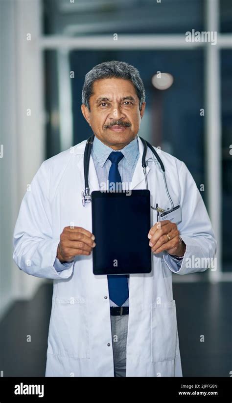 L application pour les médecins approuvée par un médecin Portrait d un médecin mature tenant