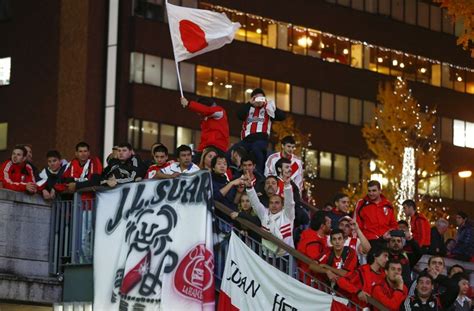 Na V Spera Da Estreia Torcedores Do River Fazem Bandeira O Em Osaka