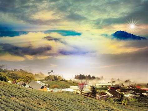 Fonds d écran Montagnes pente nuages maisons village brouillard