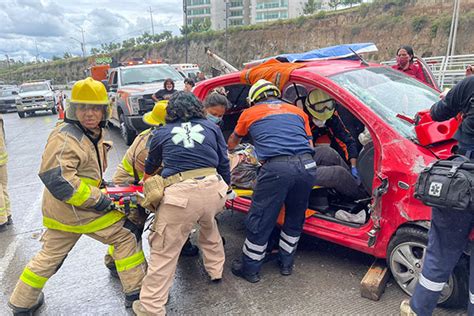 Aparatoso accidente deja una mujer herida sobre el Periférico Ecológico