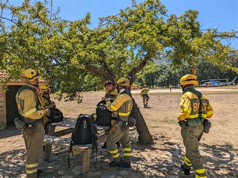 Medios aéreos y terrestres luchan contra el fuego en el municipio