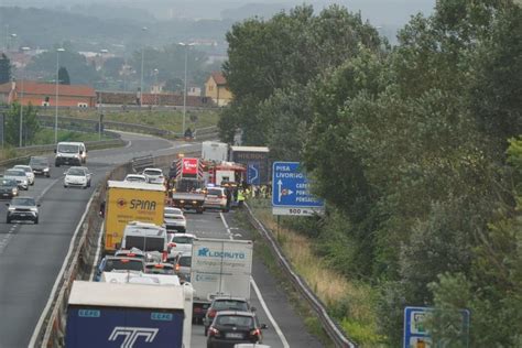 Con Lauto Sotto Un Camion Incidente Mortale Sulla Fi Pi Li Il Tirreno