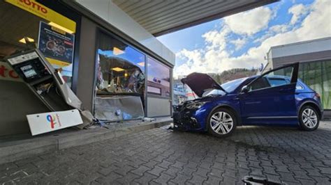 Stuttgart Wangen Auto Rast Ins Schaufenster Von Tankstelle Wangen